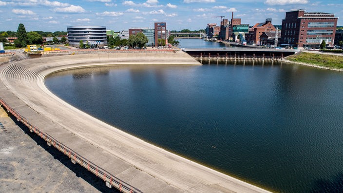 Das Bild zeigt den Duisburger Innenhafen mit dem Bau "The Curve".