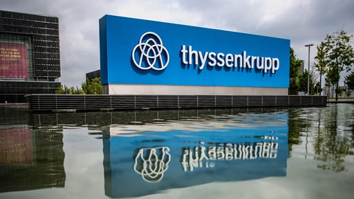 Das Bild zeigt das Thyssenkrupp-Zeichen an der Hauptzentrale des Thyssenkrupp Konzers.