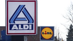 Das Bild zeigt Schilder des Discounters ALDI und LIDL