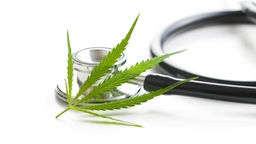Cannabis-Blatt und ein Stethoskop