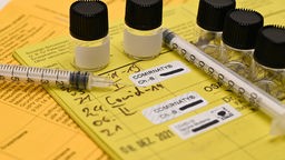 Impfpass mit vier eingetragenen Impfungen 