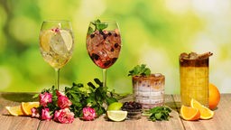 Das Bild zeigt vier Cocktailgläser mit alkoholfreiem Inhalt.