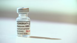 Eine kleine Flasche mit dem Impfstoff Comirnaty gegen Omicron