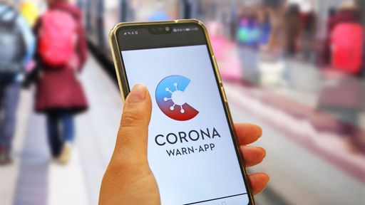 Das Bild zeigt ein Smartphone, welches die Corona-Warn-App zeigt.