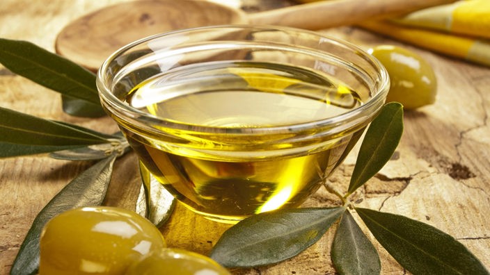 Das Bild eine Schale mit Olivenöl.