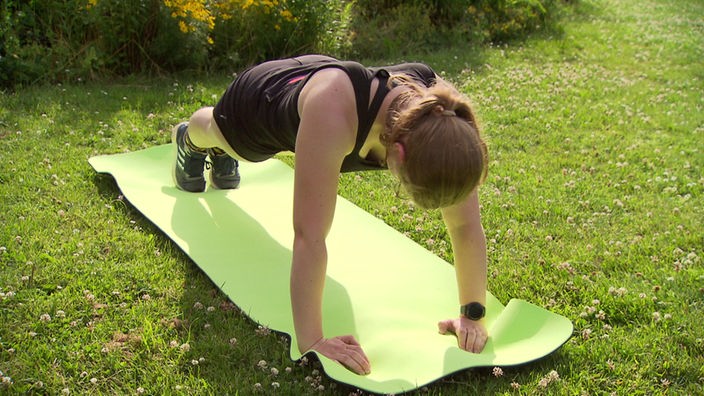 Auf dem Bild sieht man eine Person beim Praktizieren von Yoga-Übungen.