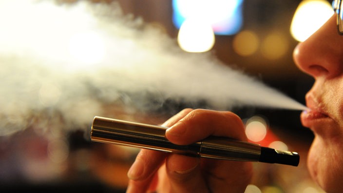 Raucher mit E-Zigarette