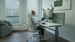 Das Bild zeigt einen ergonomischen Arbeitsplatz im Homeoffice.