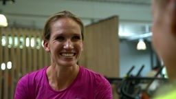 DocNews Expertin Dr. Katharina Abbing im Fitnessstudio