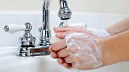 Das Bild zeigt, wie sich jemand mit Seife die Hände wäscht.