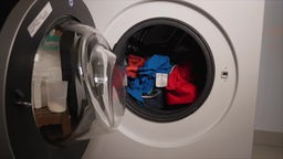 Das Bild zeigt eine geöffnete Waschmaschine.