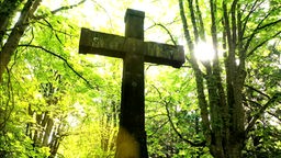 Das Bild zeigt ein Kreuz aus Stein.
