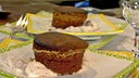 Printensoufflé-Dessert jeweils auf zwei Tellern angerichtet