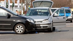 Zwei beschädigte Autos nach einem Auffahrunfall