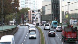 Eine große Straße in der Kölner Innenstadt mit vielen Autos
