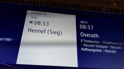 Eine Anzeigetafel am Gleis zeigt an, dass die nächste Bahn ausfällt
