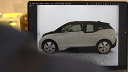 Das Bild zeigt einen Laptop. Auf dem Display ist das Bild eines Autos abgebildet. 