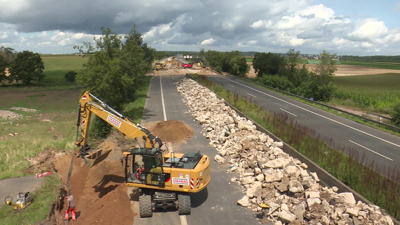 Das Bild zeigt Bauarbeiten an einer durch die Flutkatastrophe zerstörten Autobahn.