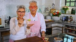 Martina und Moritz bereiten in ihrer Küche leckere Pasta-Gerichte zu