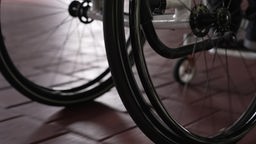 Das Bild zeigt die Reifen eines Rollstuhles.