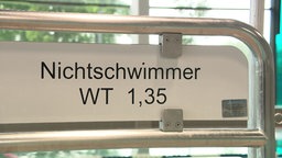 Das Bild zeigt ein Schild mit der Aufschrift "Nichtschwimmer"