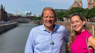 Das Bild zeigt Tamina Kallert (r.) und Björn Freitag (l.) an der Elbe in Hamburg. 