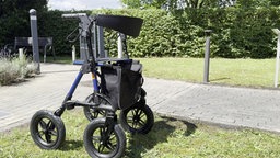 Das Bild zeigt einen Rollator