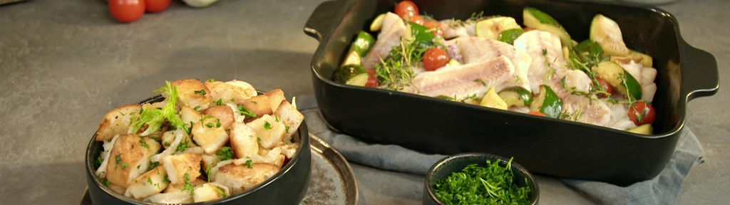 Das Bild zeigt das fertige Gericht Ofen-Seelachs mit krossem Brotsalat.