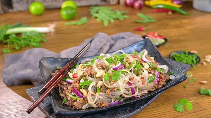 Das Bild zeigt das fertige Gericht "Asiatische Rinderhackfleischpfanne" angerichtet auf einem Teller.
