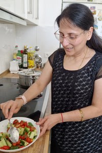 Anupama Jain kocht in einer Küche.