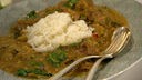Auberginen-Curry mit Schweinefleisch und Reis angerichtet
