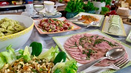 Brunch für Freunde und Familie - ein Tisch mit verschiedenen Gerichten in Schüsseln und auf Platten