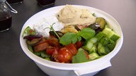 Das Bild zeigt den fertigen Salat mit Kirchererbsen.