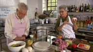 Martina und Moritz bereiten in ihrer Küche niederrheinische Gerichte zu
