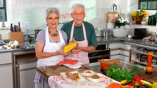 Martina und Moritz bereiten in ihrer Küche herbstliche Gerichte zu
