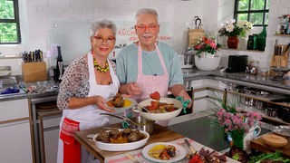 Martina und Moritz bereiten in ihrer Küche Gerichte zu, die an Ferien erinnern