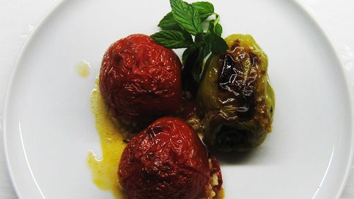 Gefüllte Tomaten und Paprika sind ein beliebtes Gericht in Griechenland