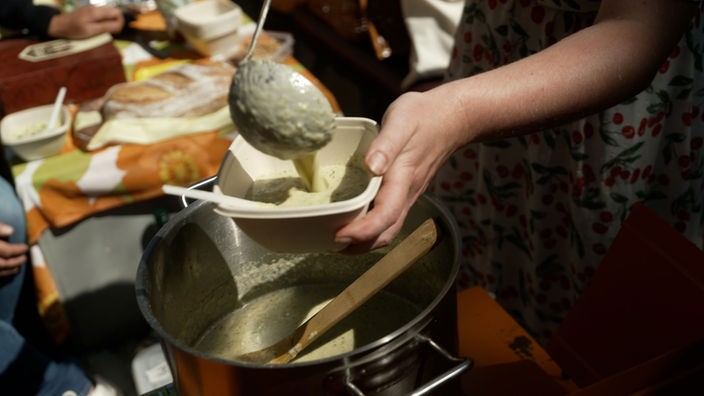 Das Bild zeigt einen Teller mit dem Gericht "Alkmaarer Käsesuppe".
