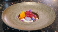 Das Bild zeigt einen Teller mit dem Gericht "Makrele mit Stielmus und marinierten und karamellisierten roten Zwiebeln".