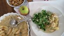 Birnen mit Roquefort und Walnüssen in einer Schüssel und mit Feldsalat auf einem Teller angerichtet