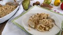 Birnen-Crumble mit Mozzarella auf einem Teller angerichtet