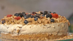 Herrencreme-Torte mit Beeren und Nüssen 