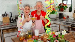 Martina und Moritz in der mit Luftschlangen geschmückten Küche