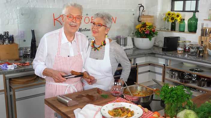 Martina und Moritz präsentieren in ihrer Küche Kartoffelgerichte