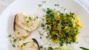Kartoffelsalat mit Lauch und Senfsaat und Kabeljaufilet auf einem Teller angerichtet