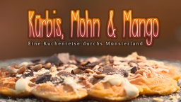 Schriftzug Kürbis, Mohn & Mango über einer mit Schokolade dekorierten Waffel