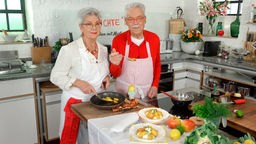 Martina und Mortiz bereiten in ihrer Küche pfiffige, leichte Gerichte zu