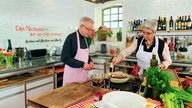 Die Fernsehköche Martina und Moritz bereiten in ihrer Küche internationale Spezialitäten zu