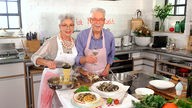 Martina und Moritz bereiten in ihrer Küche Muschelgerichte zu
