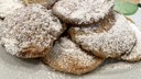 Poffertjes, mehrere kleine Pfannkuchen mit Puderzucker bestreut